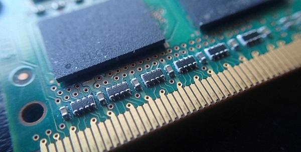 斷電后拔出內存條
