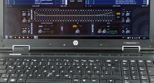 通過任務(wù)欄快速調(diào)整亮度