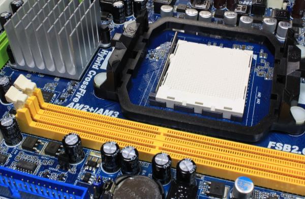 電腦內(nèi)存條插槽