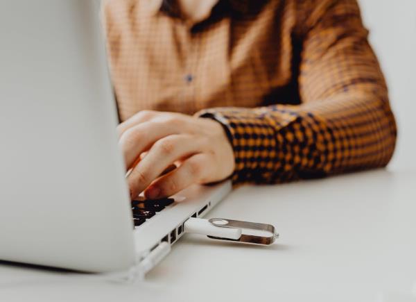 U盤設(shè)置為第一啟動(dòng)項(xiàng)