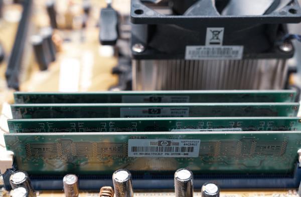 從標(biāo)簽上看內(nèi)存條生產(chǎn)日期